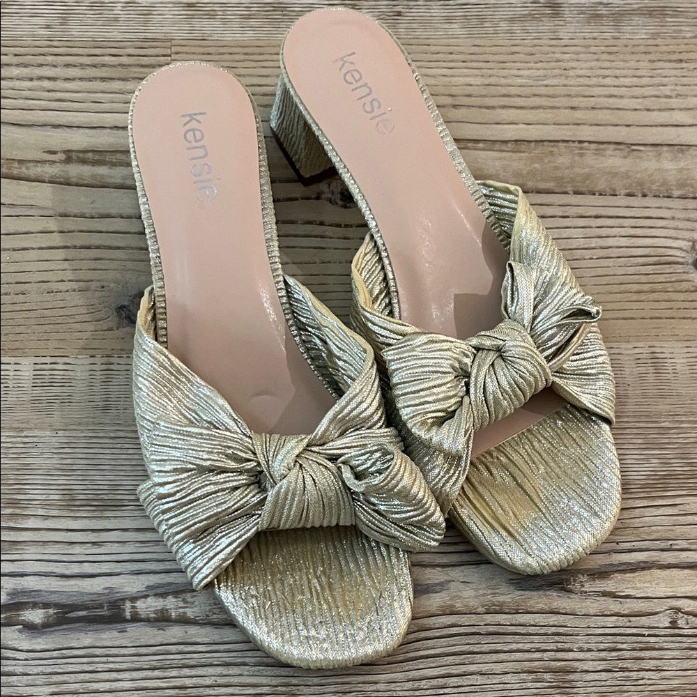 Kensie Metallic Gold Bow Sandles